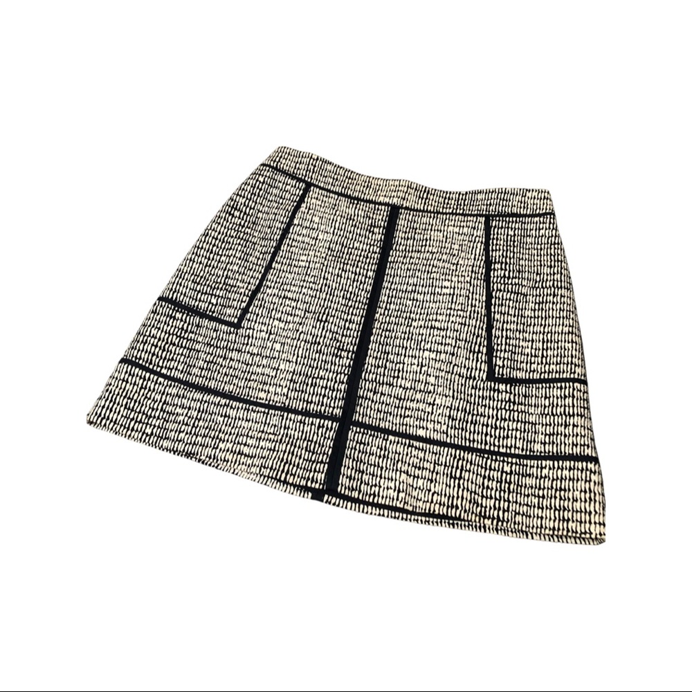 Ann Taylor size 8 ladies navy & cream colored skirt.